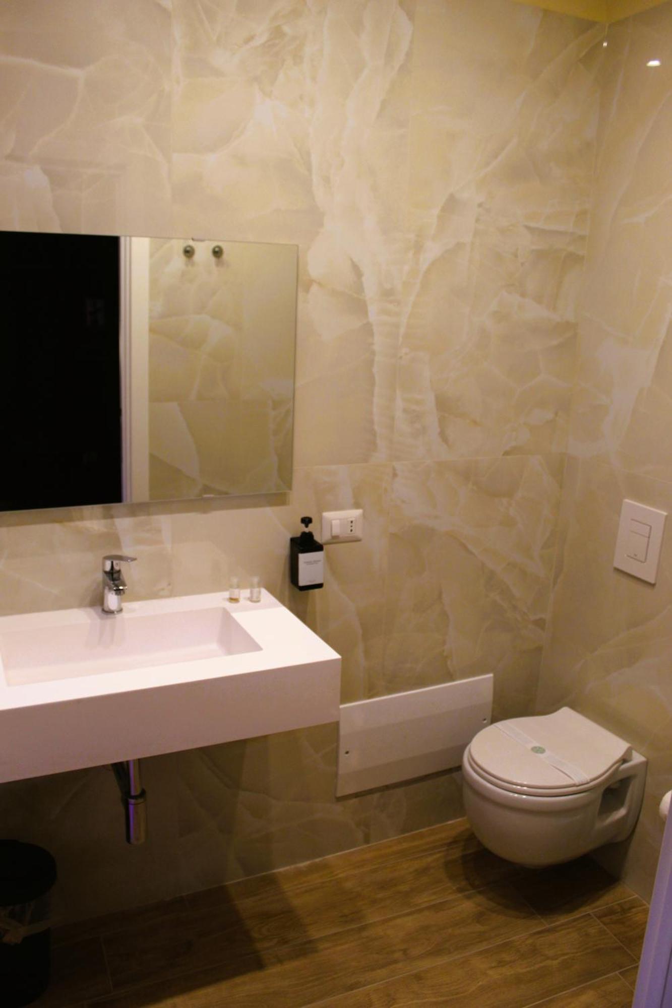 Blackwoody Contemporary Rooms - Napoli Centro Storico Via Toledo Zewnętrze zdjęcie