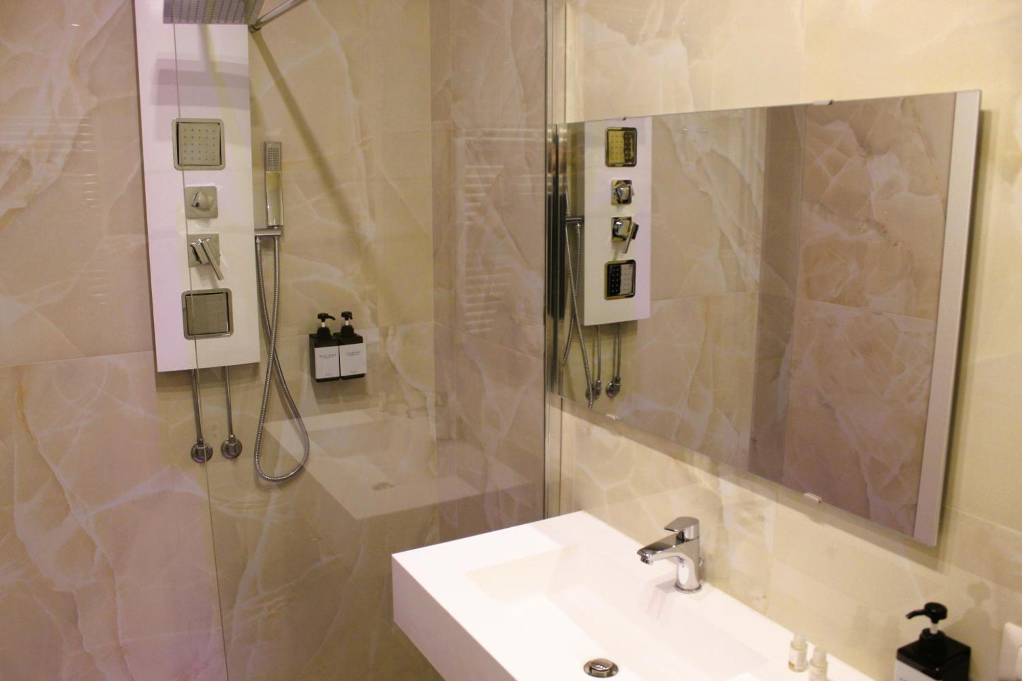 Blackwoody Contemporary Rooms - Napoli Centro Storico Via Toledo Zewnętrze zdjęcie