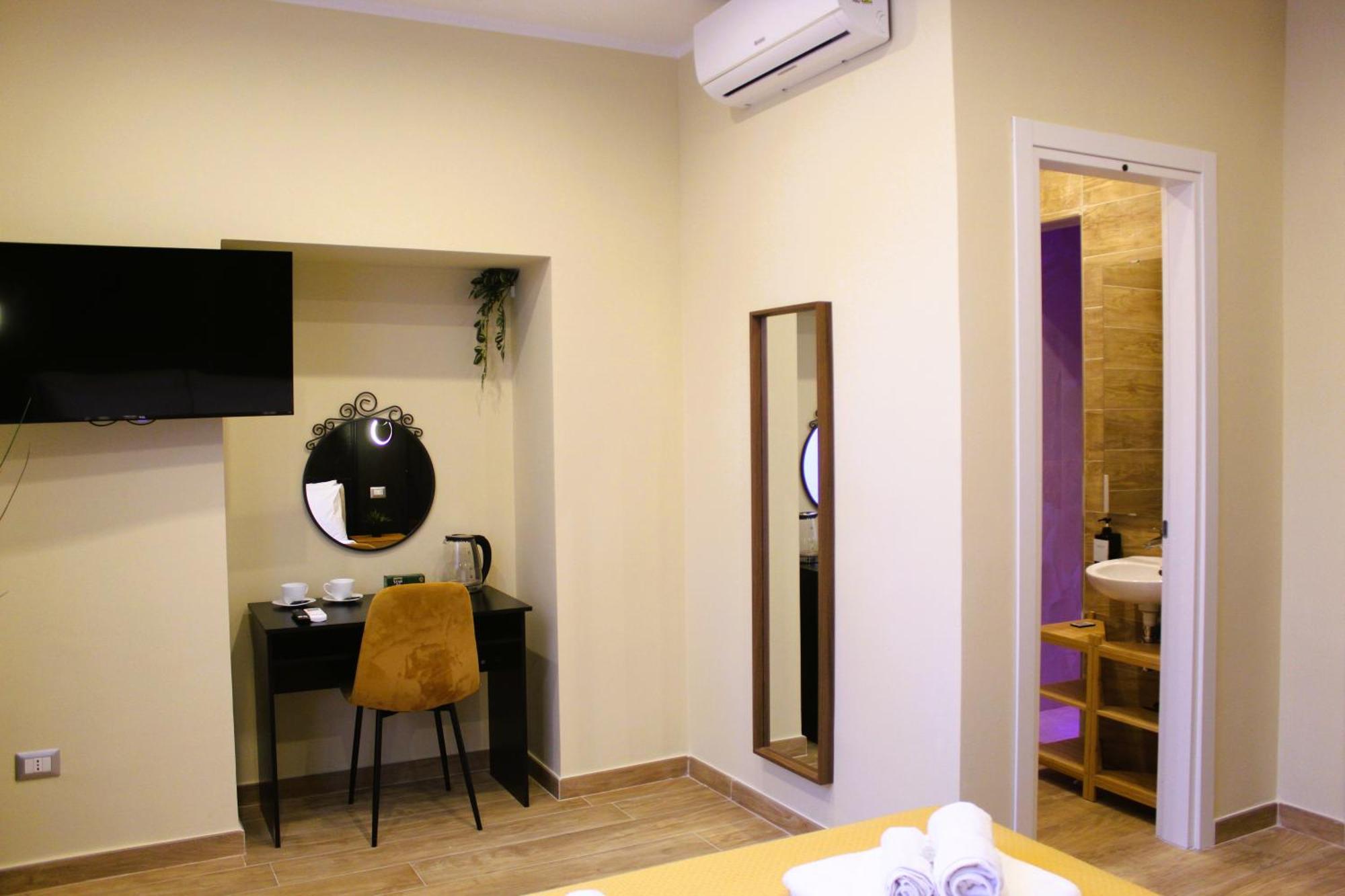 Blackwoody Contemporary Rooms - Napoli Centro Storico Via Toledo Zewnętrze zdjęcie