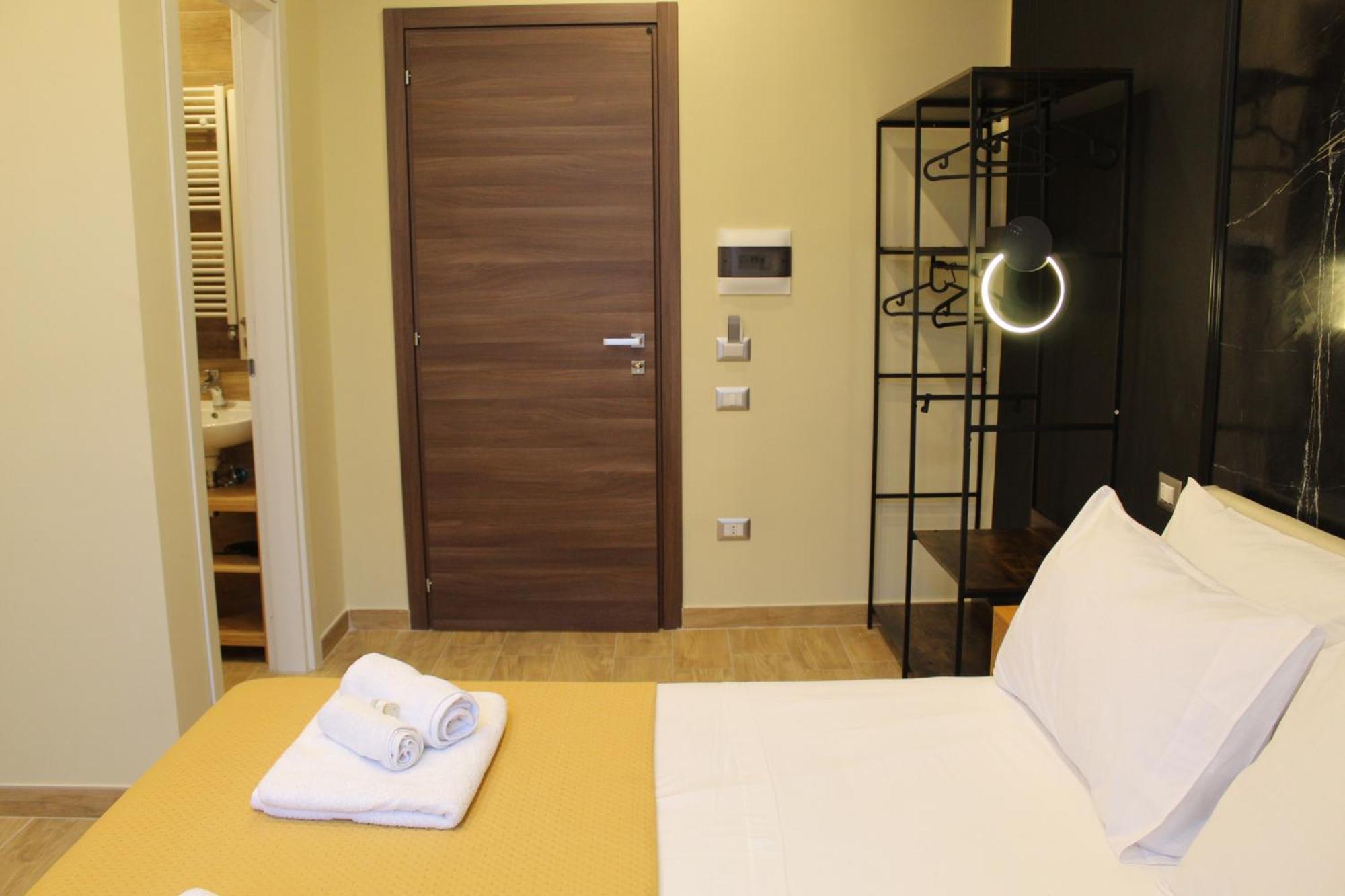 Blackwoody Contemporary Rooms - Napoli Centro Storico Via Toledo Zewnętrze zdjęcie
