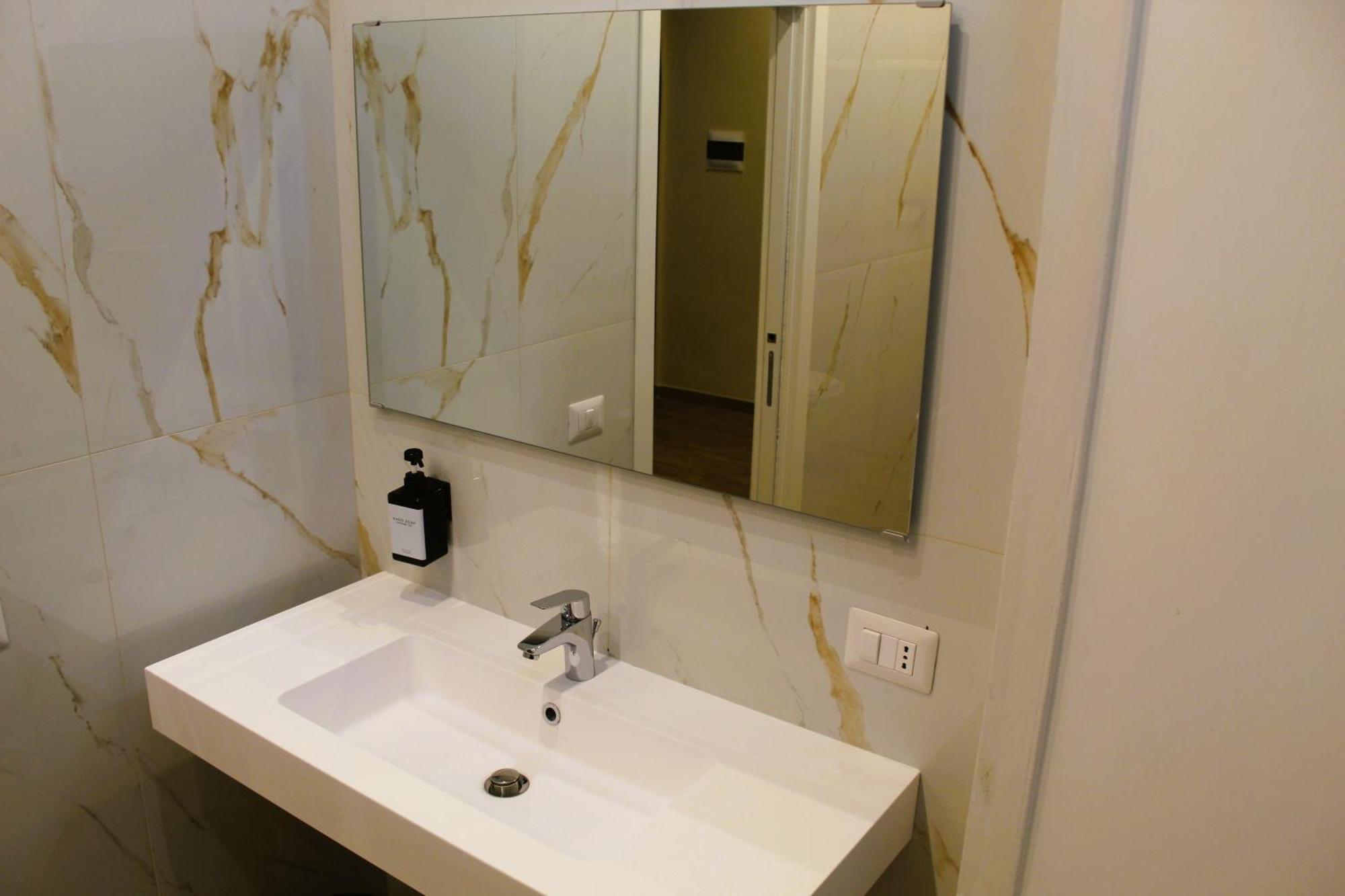Blackwoody Contemporary Rooms - Napoli Centro Storico Via Toledo Zewnętrze zdjęcie